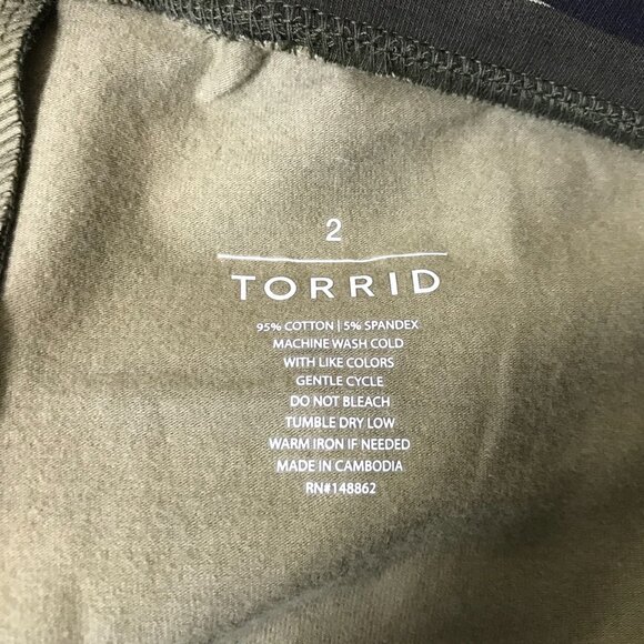 TORRID - WOMEN'S 2 - GREEN CAMO COTTON BLEND LEGGINGS - Picture 3 of 4